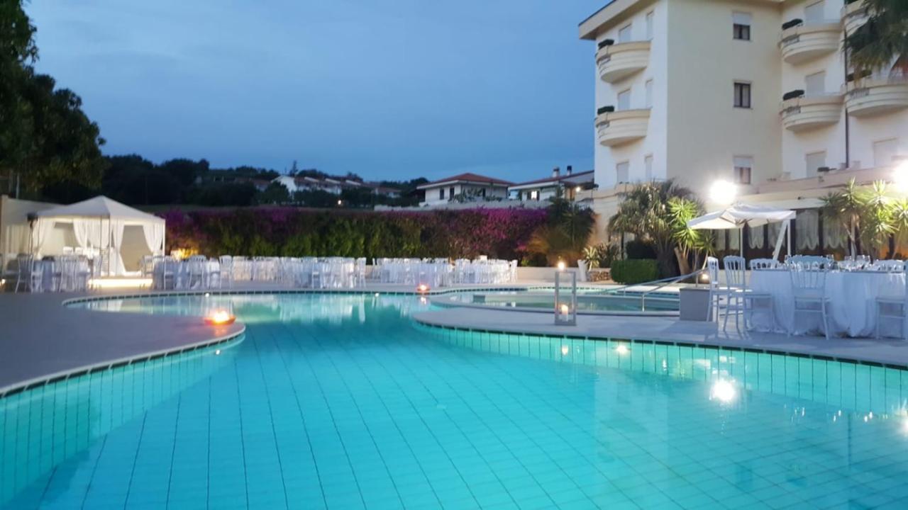 Sunshine Club Hotel Centro Benessere Ricadi Bagian luar foto