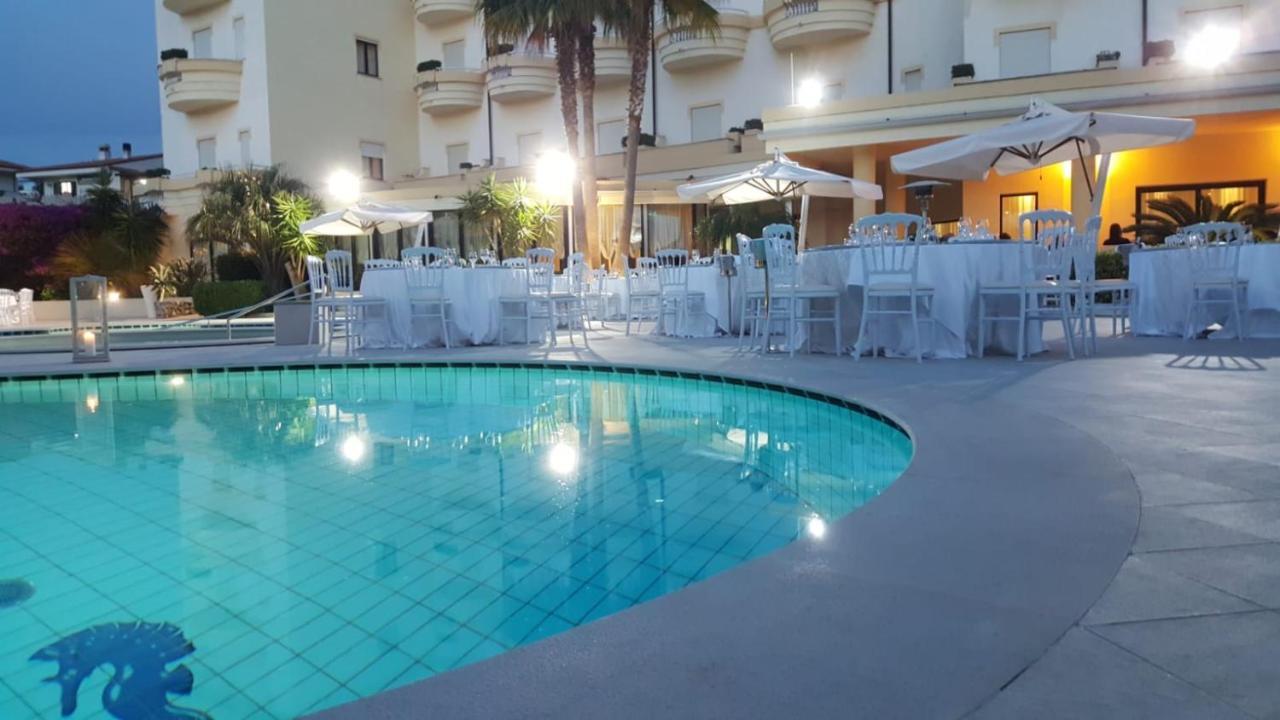 Sunshine Club Hotel Centro Benessere Ricadi Bagian luar foto